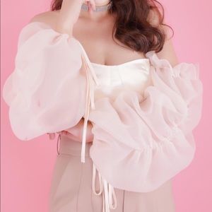 Croptop with organza sleeves